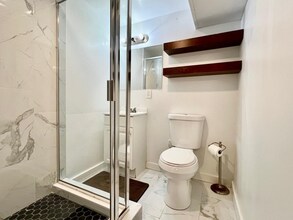 5615 Southampton Rd in Charlotte, NC - Foto de edificio - Building Photo