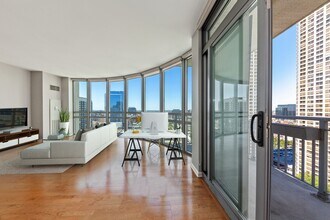 125 S Jefferson St, Unit 1902 in Chicago, IL - Building Photo - Building Photo