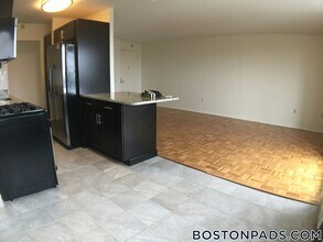 175 Freeman St, Unit 819 in Brookline, MA - Foto de edificio - Building Photo