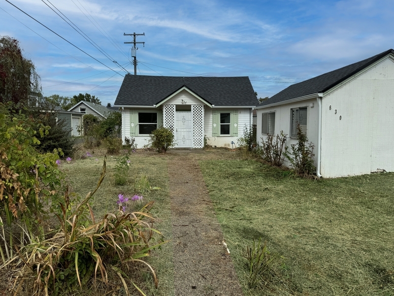 630 W 9th Ave in Junction City, OR - Building Photo