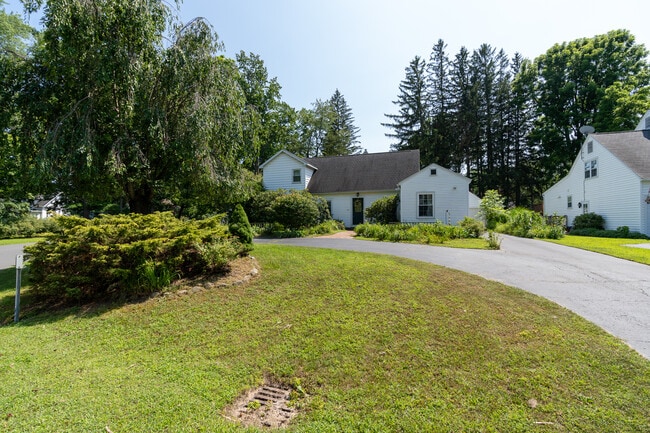 30 Nathaniel Blvd, Unit B in Delmar, NY - Foto de edificio - Building Photo