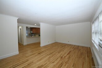 590 Bedford Rd in Pleasantville, NY - Foto de edificio - Building Photo