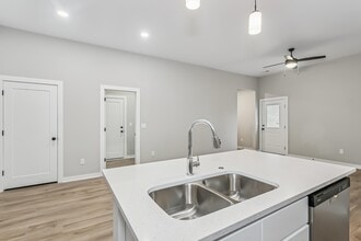 917 S Logan St, Unit 917 in Newton, KS - Building Photo - Building Photo