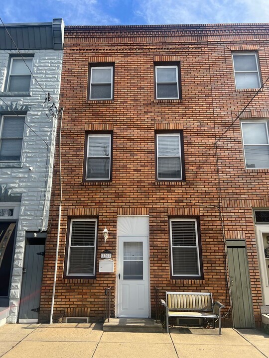 2705 E Somerset St in Philadelphia, PA - Foto de edificio