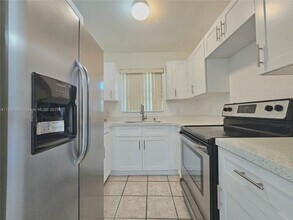 5820 SW 27th St in West Park, FL - Foto de edificio - Building Photo