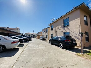 Nicholl Court in Richmond, CA - Building Photo - Building Photo