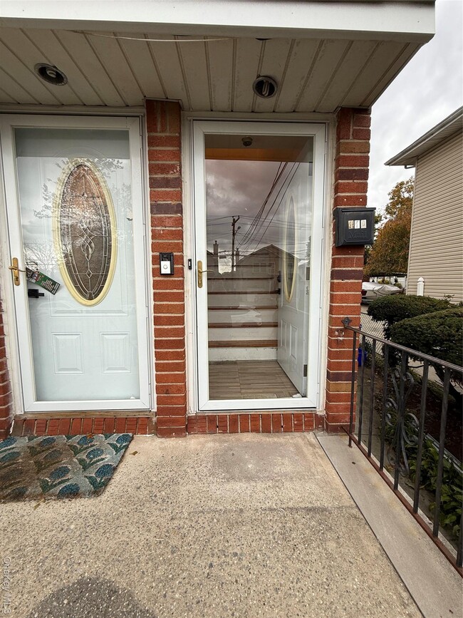 472 Kirkman Ave in Elmont, NY - Building Photo - Building Photo