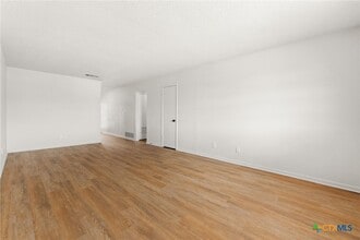 1005 Eastside Dr in Killeen, TX - Foto de edificio - Building Photo