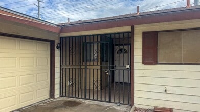 50 Shadow Ln in Las Vegas, NV - Building Photo - Building Photo