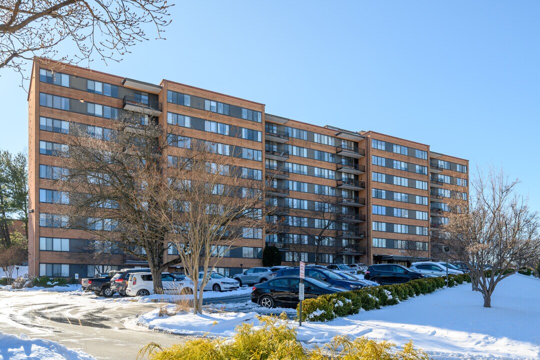 Carlyn Place in Arlington, VA - Building Photo