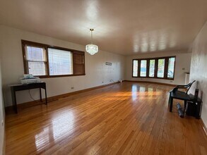 443 Dover Dr in Des Plaines, IL - Building Photo - Building Photo