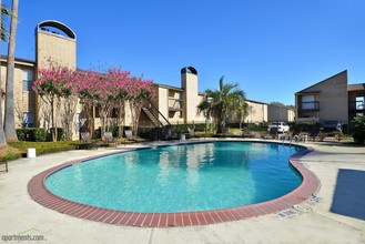 Carriage Glen Apartments in Rosenberg, TX - Foto de edificio - Building Photo