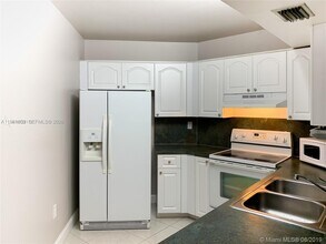 9741 Fontainebleau Blvd in Miami, FL - Building Photo - Building Photo