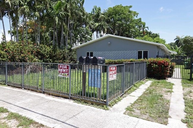 1283 NE 109th St in Miami, FL - Foto de edificio - Building Photo