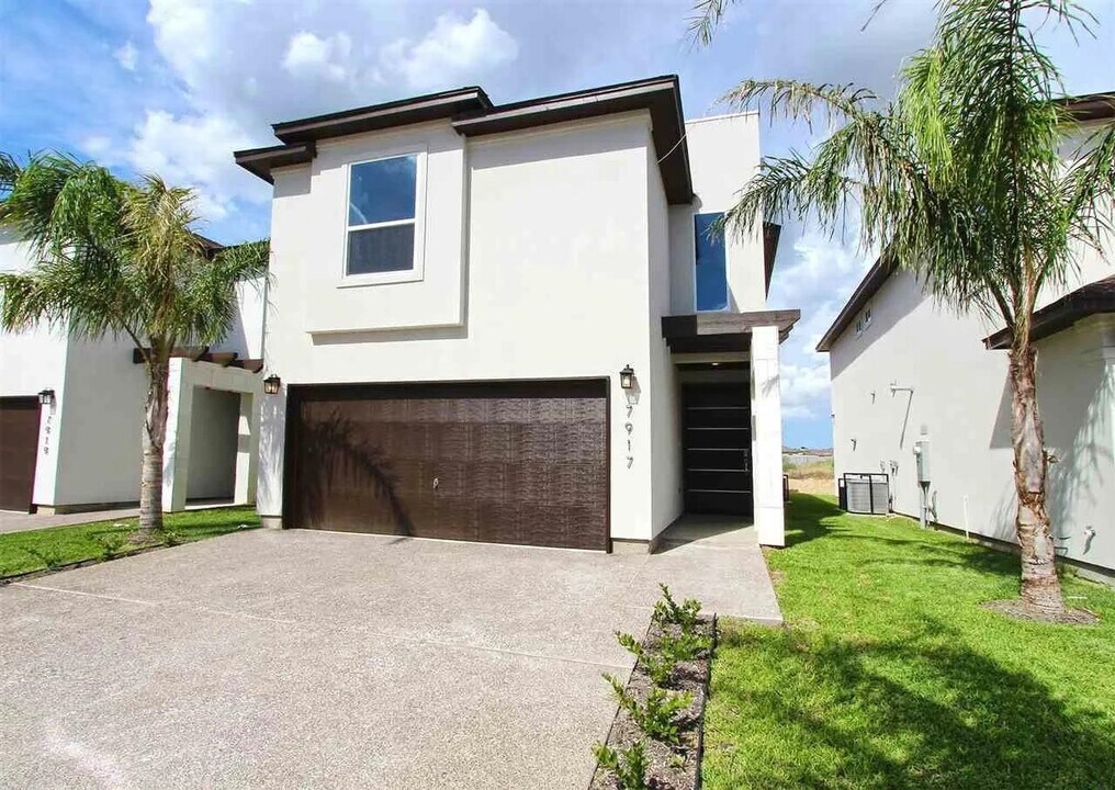 7917 Elka Lp in Laredo, TX - Building Photo