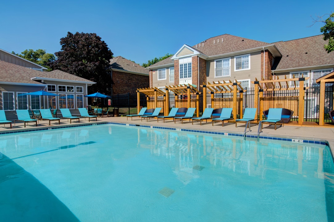 Campus Court at Knollwood in Kalamazoo, MI - Building Photo