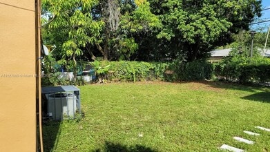 1042 NW 49th St in Miami, FL - Building Photo - Building Photo
