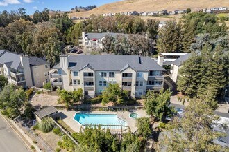 680 Dartmore Ln in Hayward, CA - Foto de edificio - Building Photo