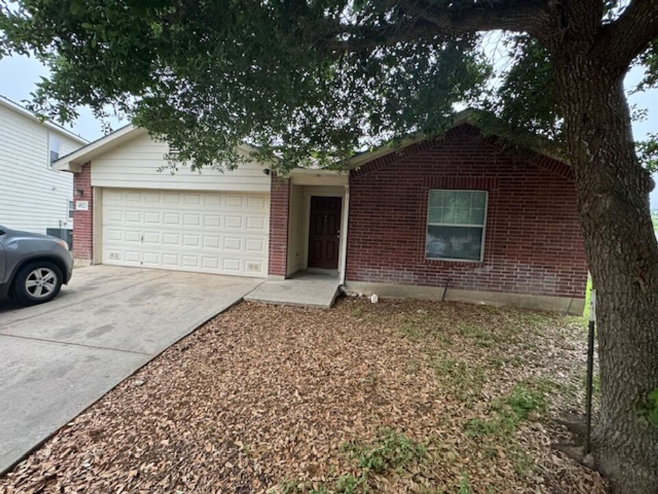 4923 Celtic Cor in San Antonio, TX - Building Photo