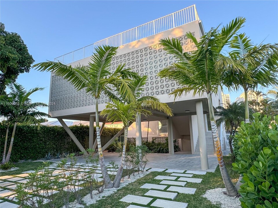 1065 NE Little River Dr in Miami, FL - Building Photo