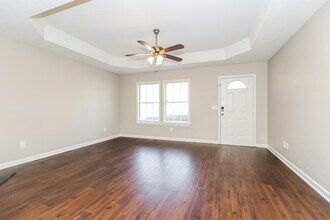 610 E Lake Cove in La Vergne, TN - Foto de edificio - Building Photo