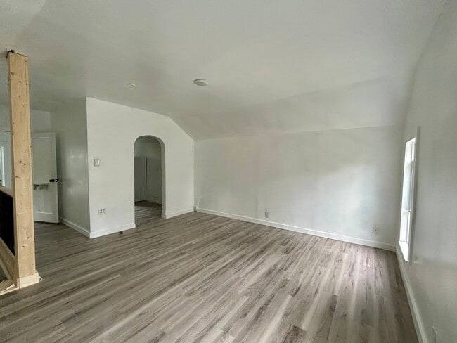 421 W Bond St, Unit 421 Upper in Hastings, MI - Foto de edificio - Building Photo