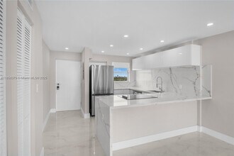1331 Lincoln Rd in Miami Beach, FL - Building Photo - Building Photo