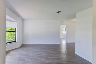1168 SE Clifton Ln in Port St. Lucie, FL - Building Photo - Building Photo