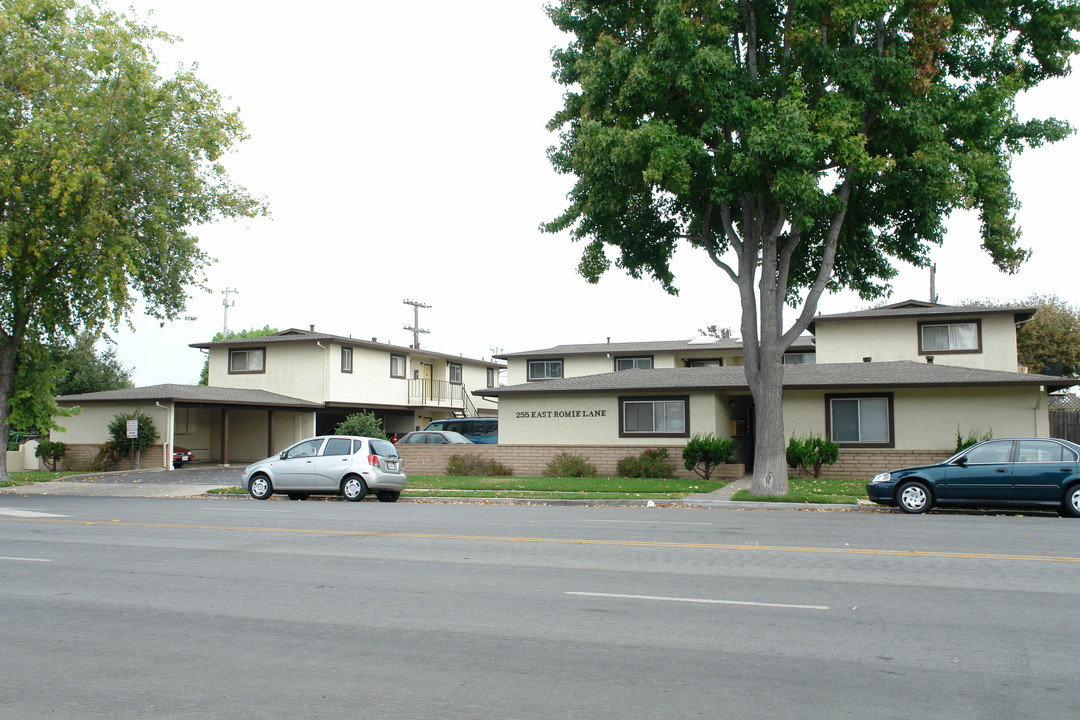 255 E Romie Ln in Salinas, CA - Building Photo