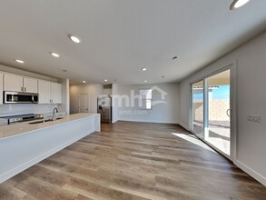 10548 Lagaspi Dr in Las Vegas, NV - Building Photo - Building Photo