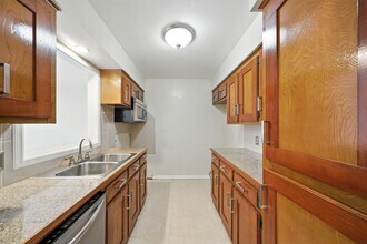 10666 Hazelhurst Dr in Houston, TX - Building Photo - Building Photo