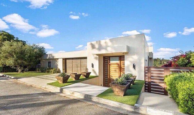1018 Stradella Rd in Los Angeles, CA - Building Photo - Building Photo
