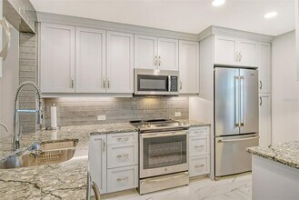 210 Santa Maria St in Venice, FL - Foto de edificio - Building Photo