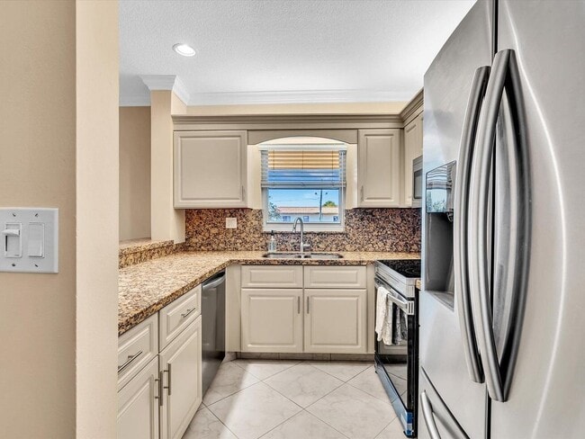 333 SE 20th Ave in Deerfield Beach, FL - Building Photo - Building Photo