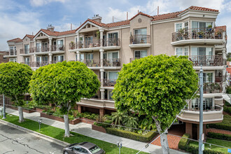 Pine Plaza in Long Beach, CA - Building Photo - Building Photo