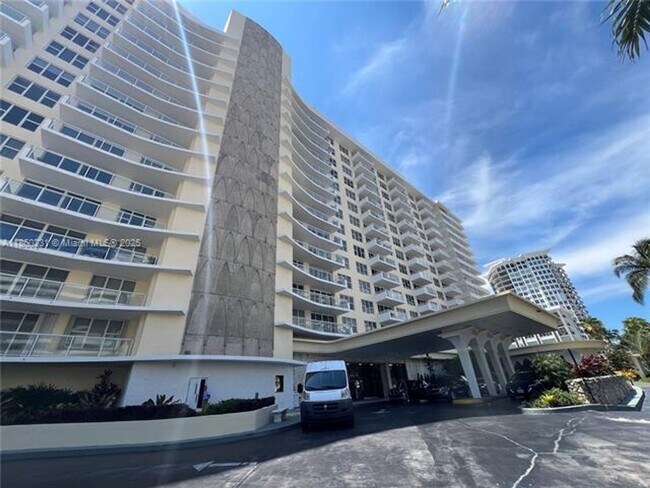 5600 Collins Ave in Miami Beach, FL - Foto de edificio - Building Photo