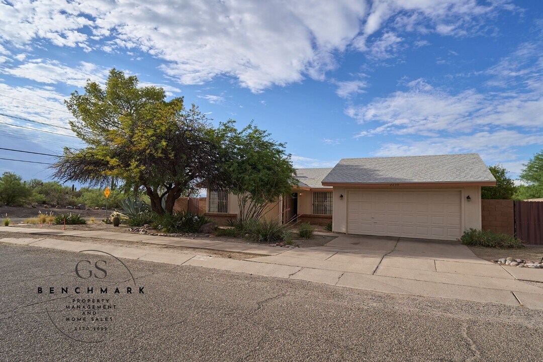 2230 S Greasewood Rd in Tucson, AZ - Building Photo