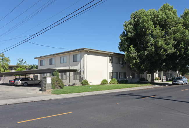 Yosemite Apartments in Manteca, CA - Building Photo - Building Photo