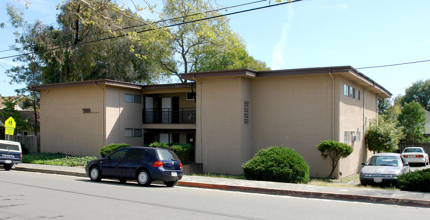 500 Piper St in Healdsburg, CA - Building Photo