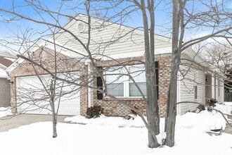 728 Adagio Dr in Greenwood, IN - Foto de edificio - Building Photo