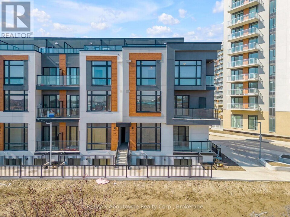 3 Steckley House Ln in Richmond Hill, ON - Building Photo