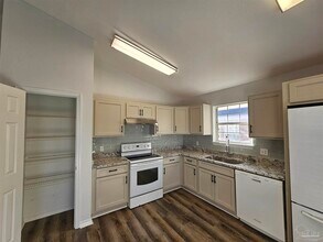 28 Easton St in Ensley, FL - Building Photo - Building Photo