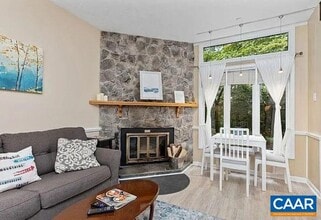 718 Laurelwood in Roseland, VA - Building Photo - Building Photo