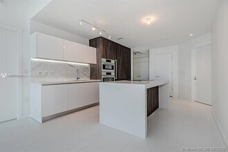 851 NE 1st Ave, Unit 1608 in Miami, FL - Building Photo - Building Photo