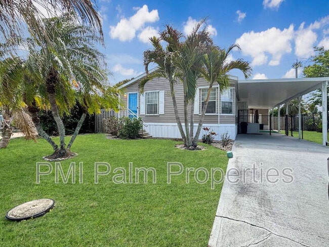 7568 SE Swan Ave in Hobe Sound, FL - Building Photo - Building Photo