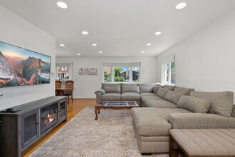 3821 Jarvis Ave in Lincolnwood, IL - Building Photo - Building Photo