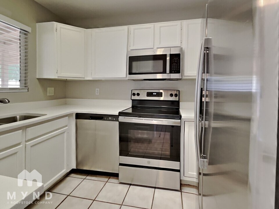 11220 N 72nd Dr in Peoria, AZ - Foto de edificio