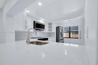 10136 NW 41st St in Doral, FL - Building Photo - Building Photo