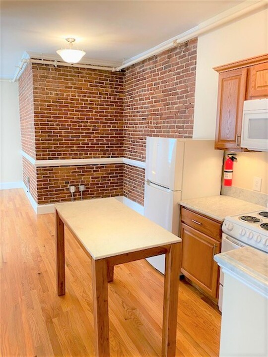 906 Massachusetts Ave, Unit 3 in Cambridge, MA - Building Photo