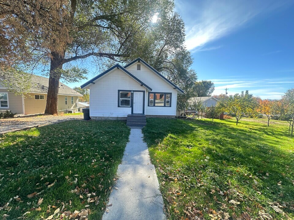 279 4th N St in Malad City, ID - Building Photo